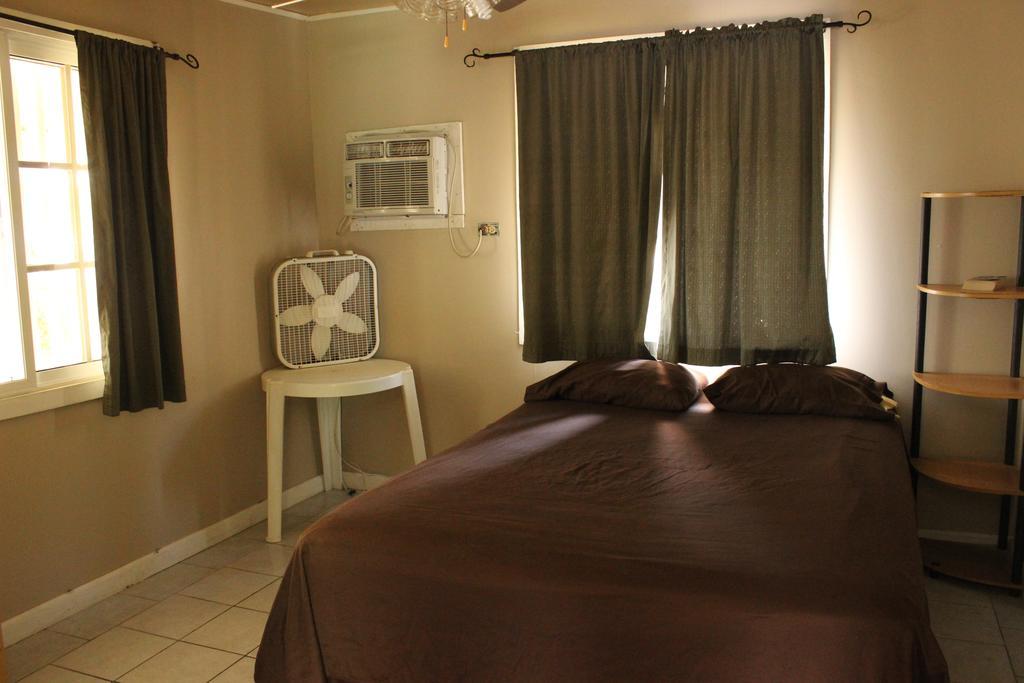 Cooper'S Inn Utila Room photo