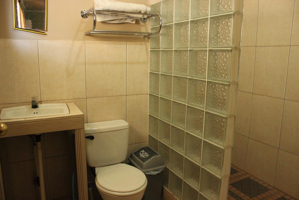 Cooper'S Inn Utila Room photo